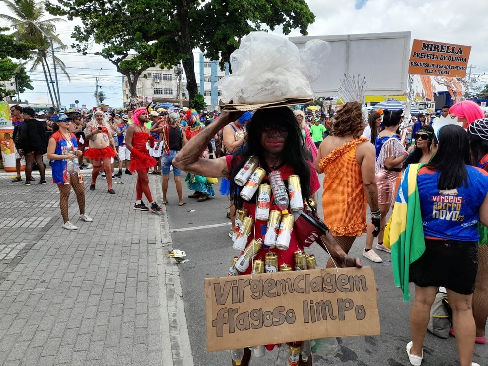 No Desfile das Virgens de Bairro Novo, Rosinaldo Gomes venceu a categoria Malamanhada com a fantasia 'Virgemclagem Fragoso Limpo' — Foto: Artur Ferraz/g1