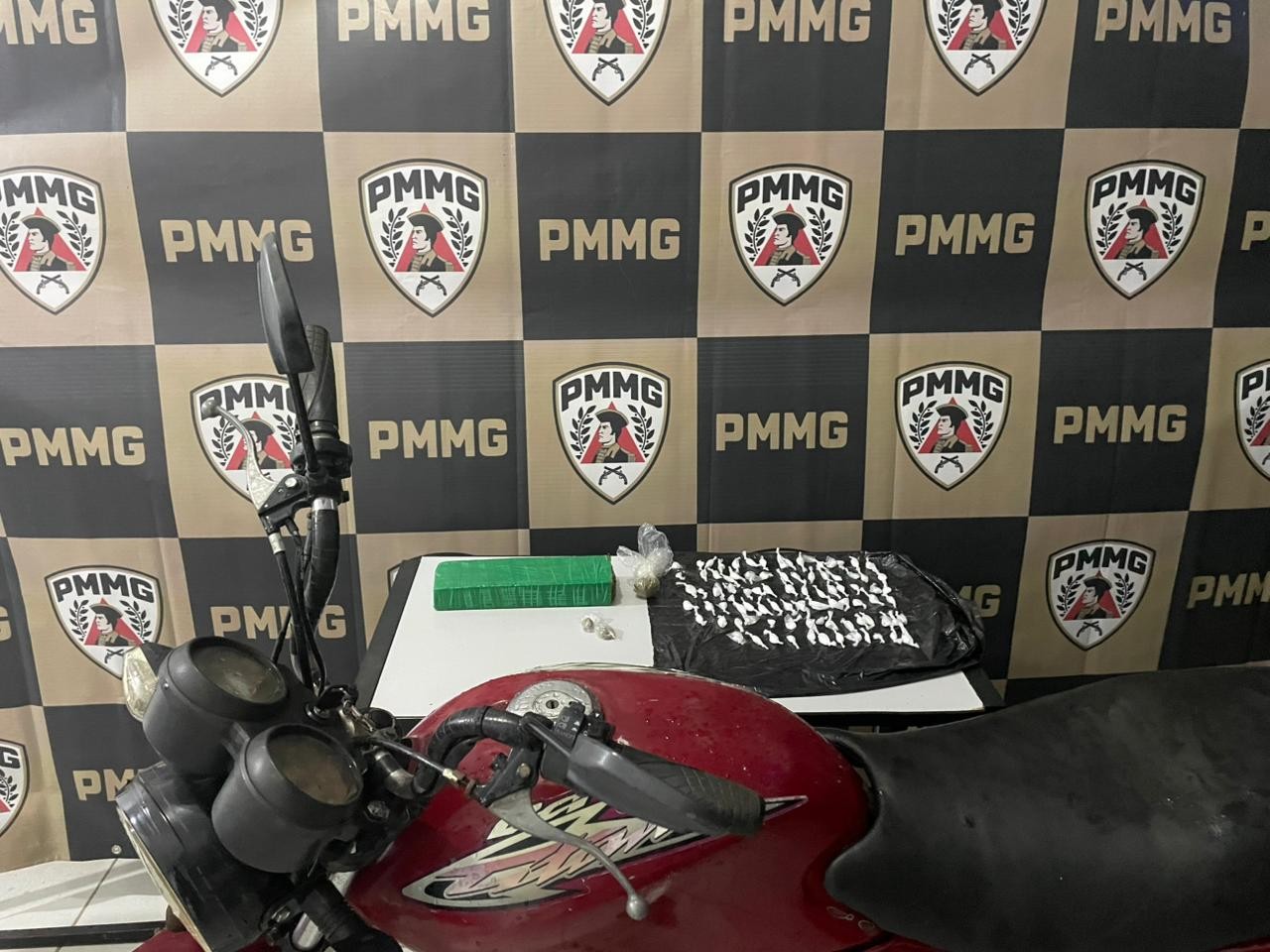 Mãe procura polícia ao encontrar maconha na bolsa do filho adolescente em MG