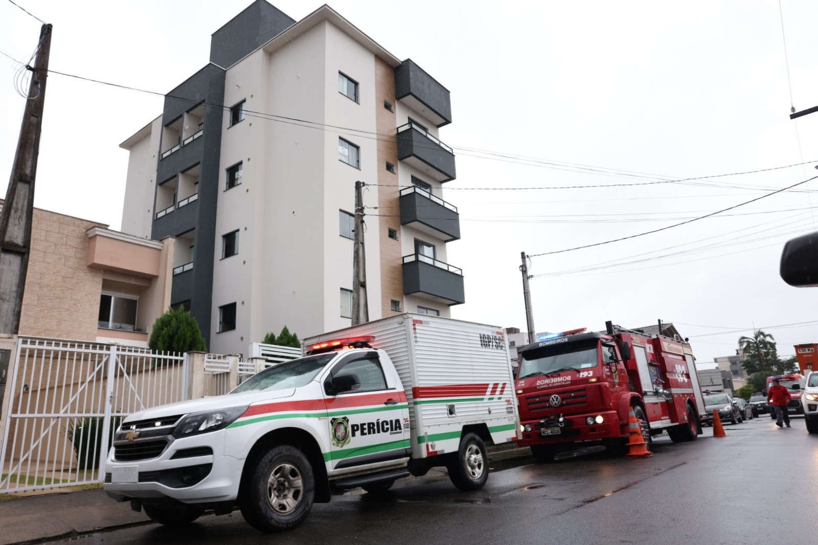 Mulher morre e quatro precisam de atendimento médico após apartamento pegar fogo em SC