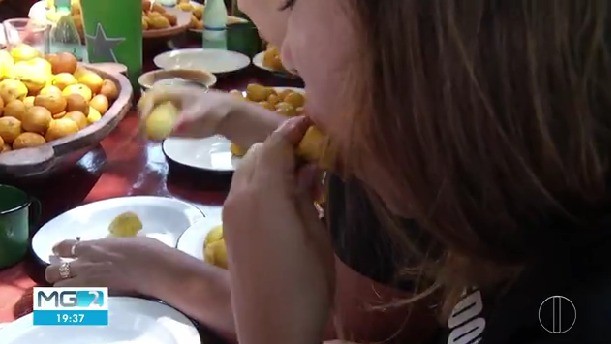 Concurso de 'melhor roedor de pequi do mundo' agita festa tradicional em Montes Claros