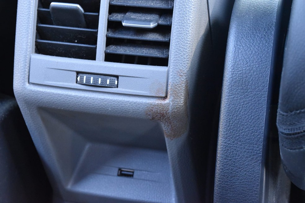 Manchas de sangue encontradas no carro de empresário. — Foto: Reprodução