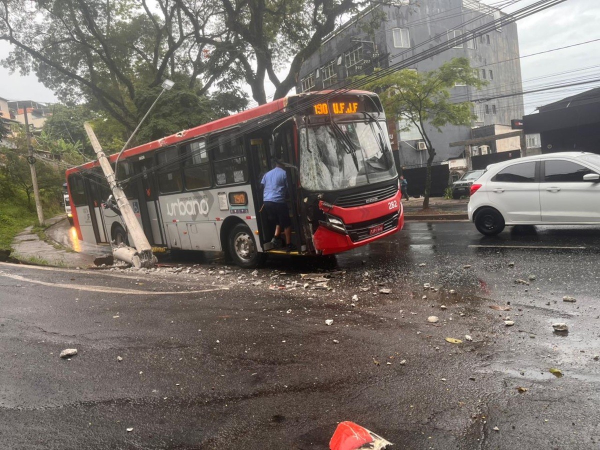 Ônibus bate em poste na Avenida Deusdedith Salgado, em Juiz de Fora e tráfego segue em meia pista