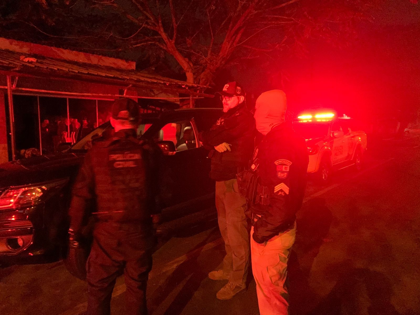 Operação prende em Foz do Iguaçu integrantes de quadrilha que roubava turistas e 'compristas' no Paraguai 