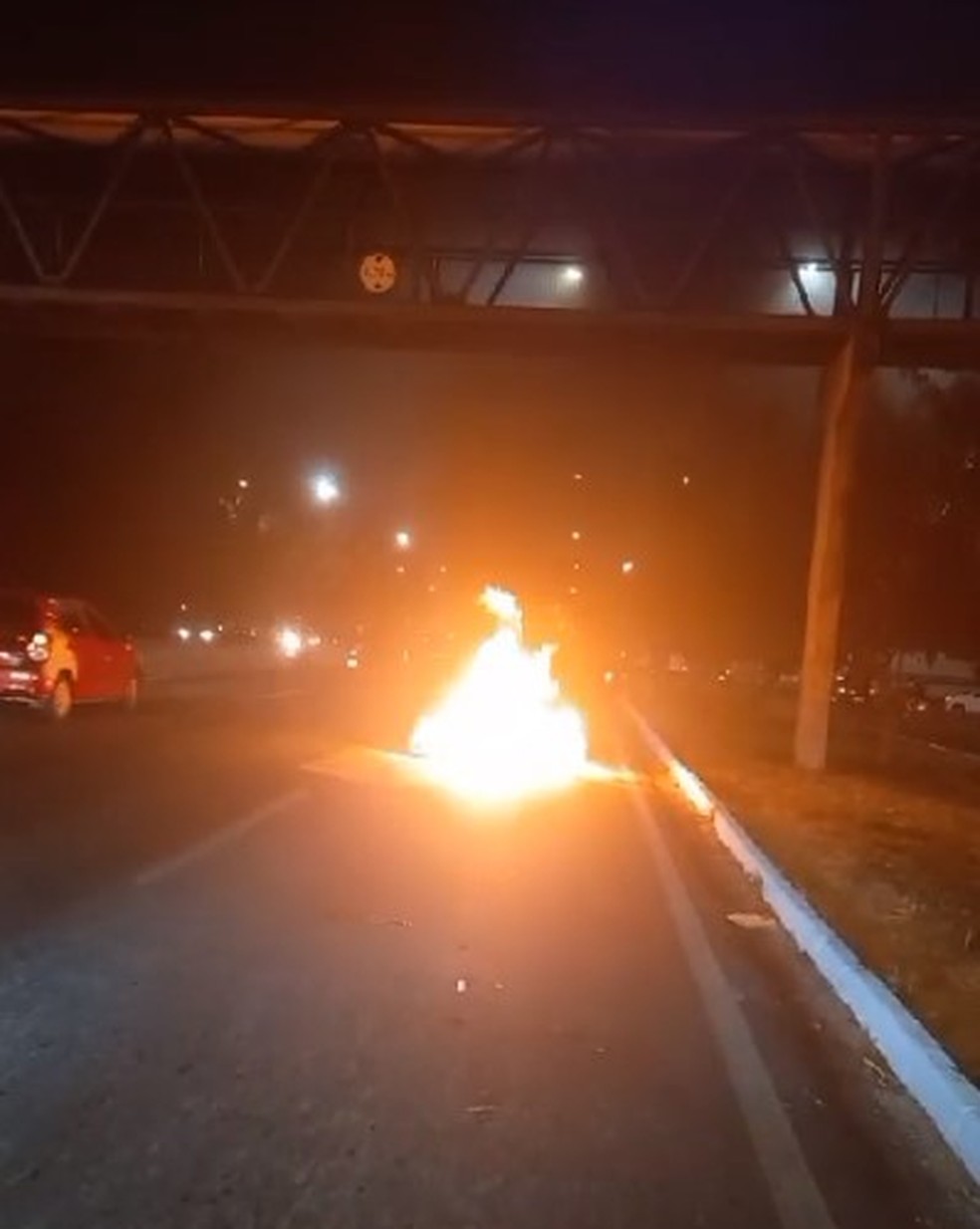 Moto pega fogo na BR-316 após atropelar cachorro em Teresina; uma mulher ficou ferida — Foto: Reprodução /Redes Sociais