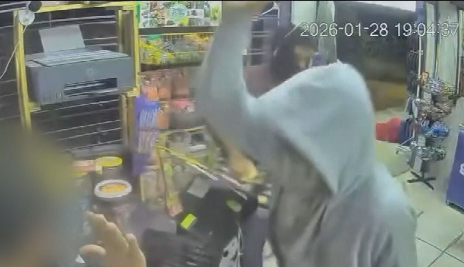 Criminosos matam homem, roubam veículos, agridem pessoas e chutam cachorro em assaltos em série; vídeo mostra agressões 