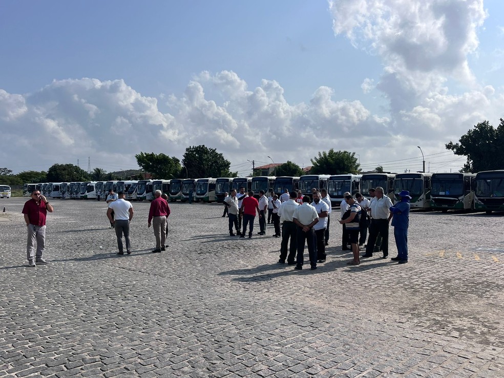 Motoristas de ônibus paralisam linhas de ônibus do bairro Planalto após morte de colega em assalto — Foto: Vinícius Marinho/Inter TV Cabugi