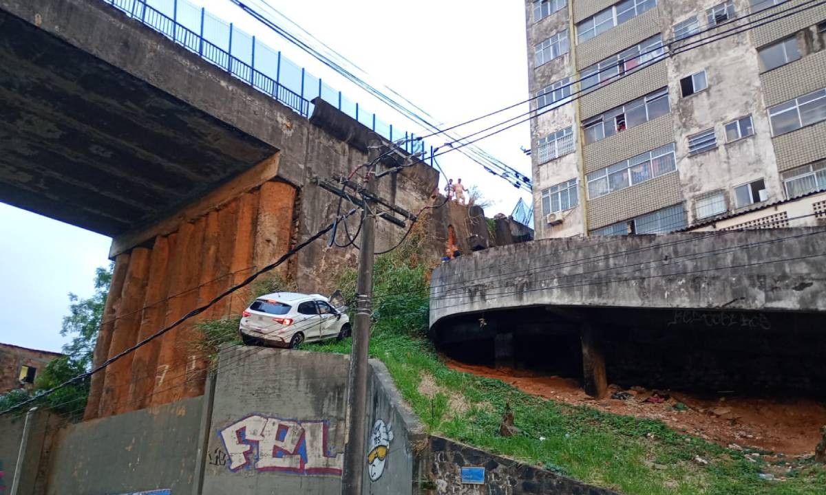 Carro derruba mureta e cai de viaduto em Salvador