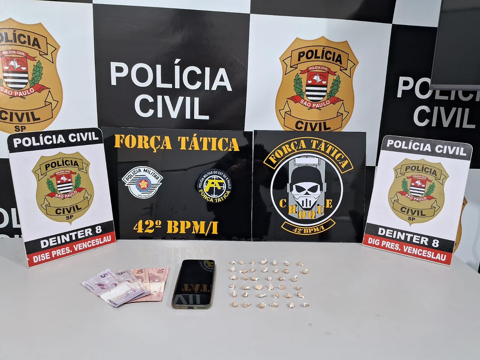Ação policial conjunta contra o tráfico de drogas apreende porções de cocaína, crack e maconha em Santo Anastácio
