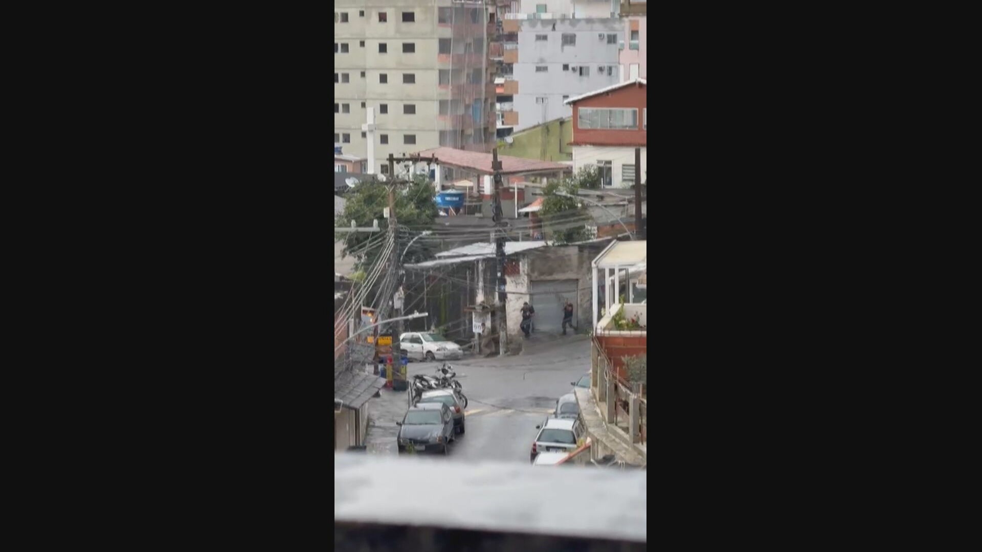 Operação da polícia no Vidigal prende criminoso foragido de outro estado e moradores registram intenso tiroteio