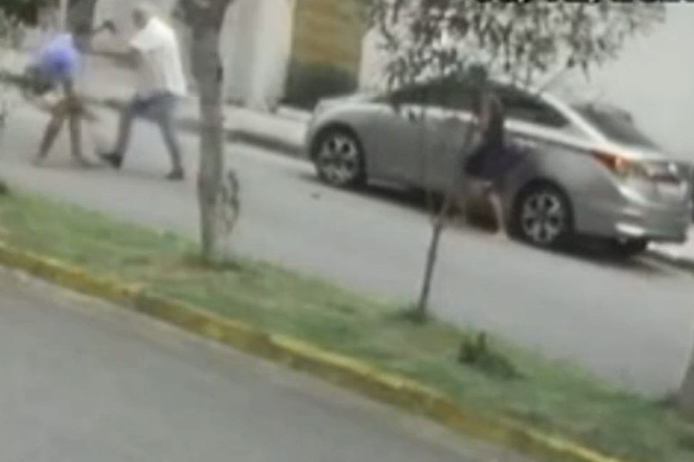 Idoso levou coronhadas de adolescente e teve o carro roubado em Mongaguá (SP) — Foto: Imagens cedidas por @mongaguanoticias