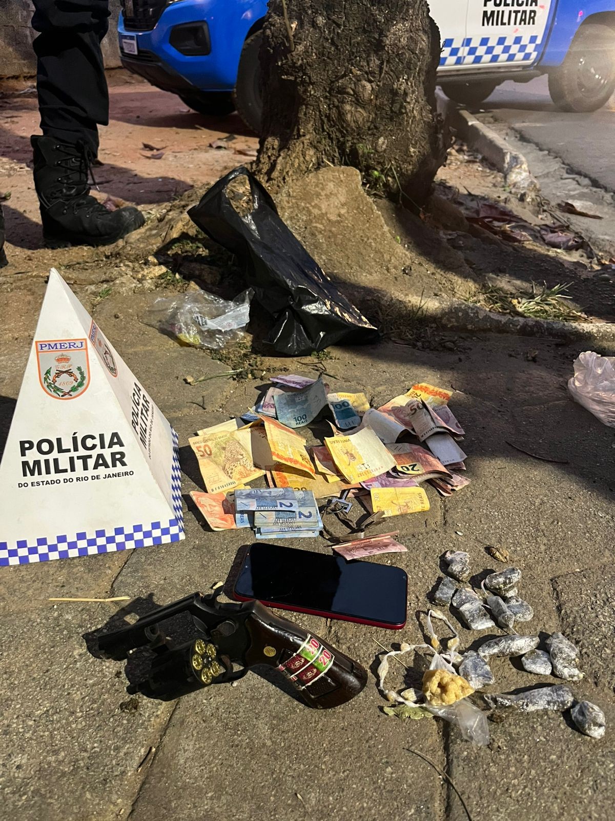 Jovem é preso por suspeita de envolvimento com tráfico de drogas em Três Rios 