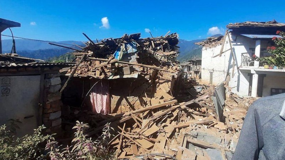 Escombros após terremoto no Nepal. — Foto: AFP