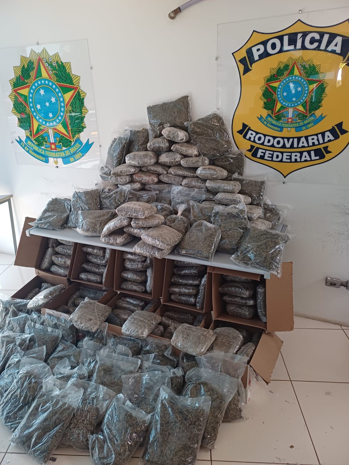 VÍDEO: PRF apreende quase 140 kg de drogas em caminhonete na Dutra, em Lavrinhas