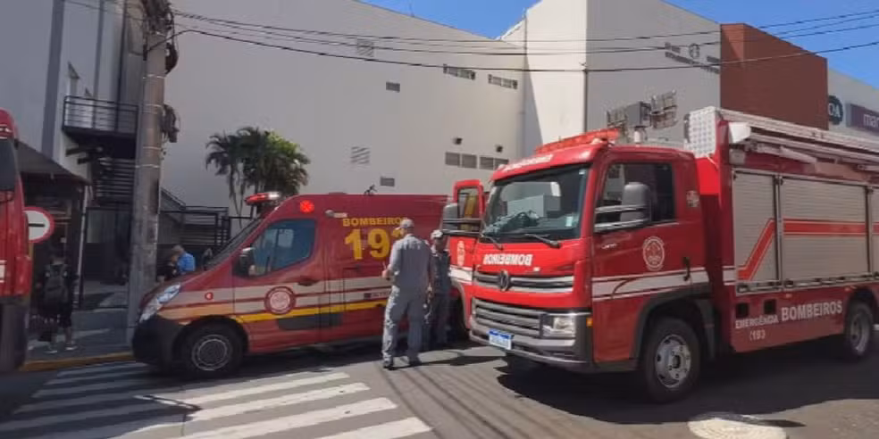 Incêndio em loja de calçados fechou Bauru Shopping, nesta quinta-feira (23) — Foto: Adriano Baracho/TV TEM