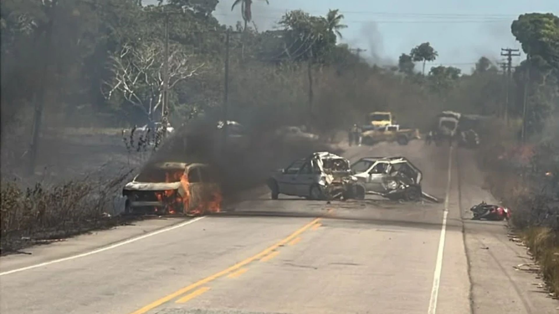Carros pegam fogo após acidente entre cinco veículos em Alhandra, na PB; VÍDEO