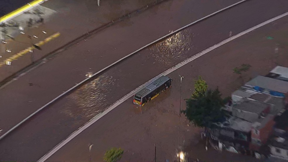 Ônibus ilhado na região da Avenida Aricanduva, na Zona Leste de SP — Foto: Reprodução/TV Globo