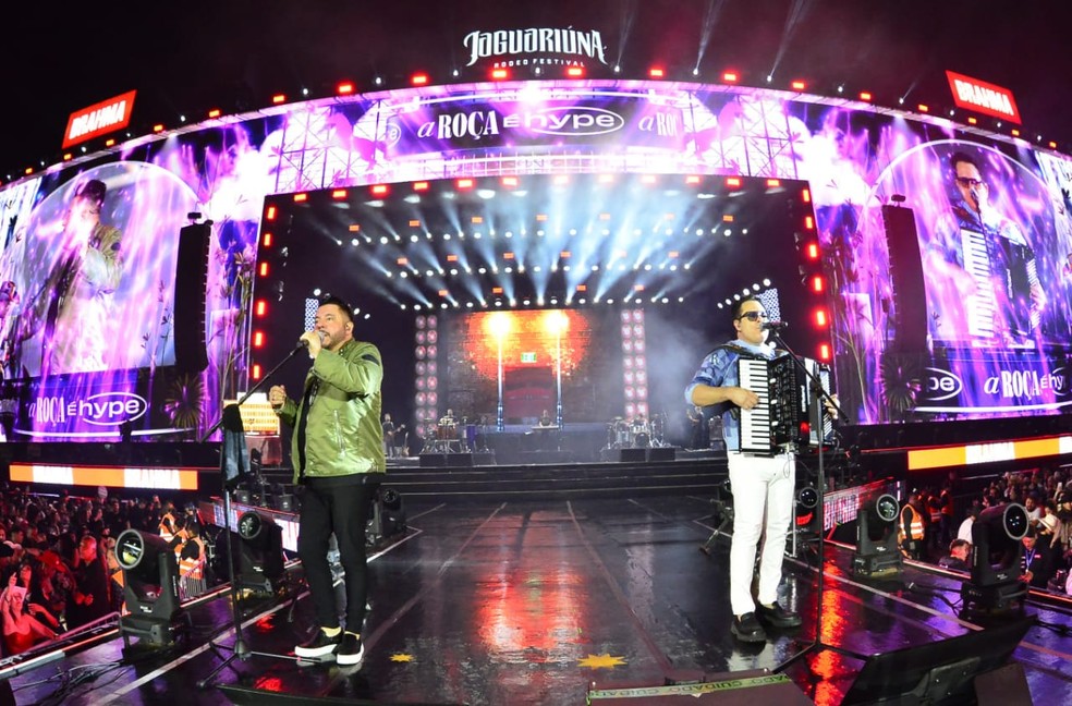 Bruno e Marrone abriram a terceira noite de shows do Jaguariúna Rodeo Festival, já na madrugada deste sábado (30) — Foto: Júlio César Costa/g1