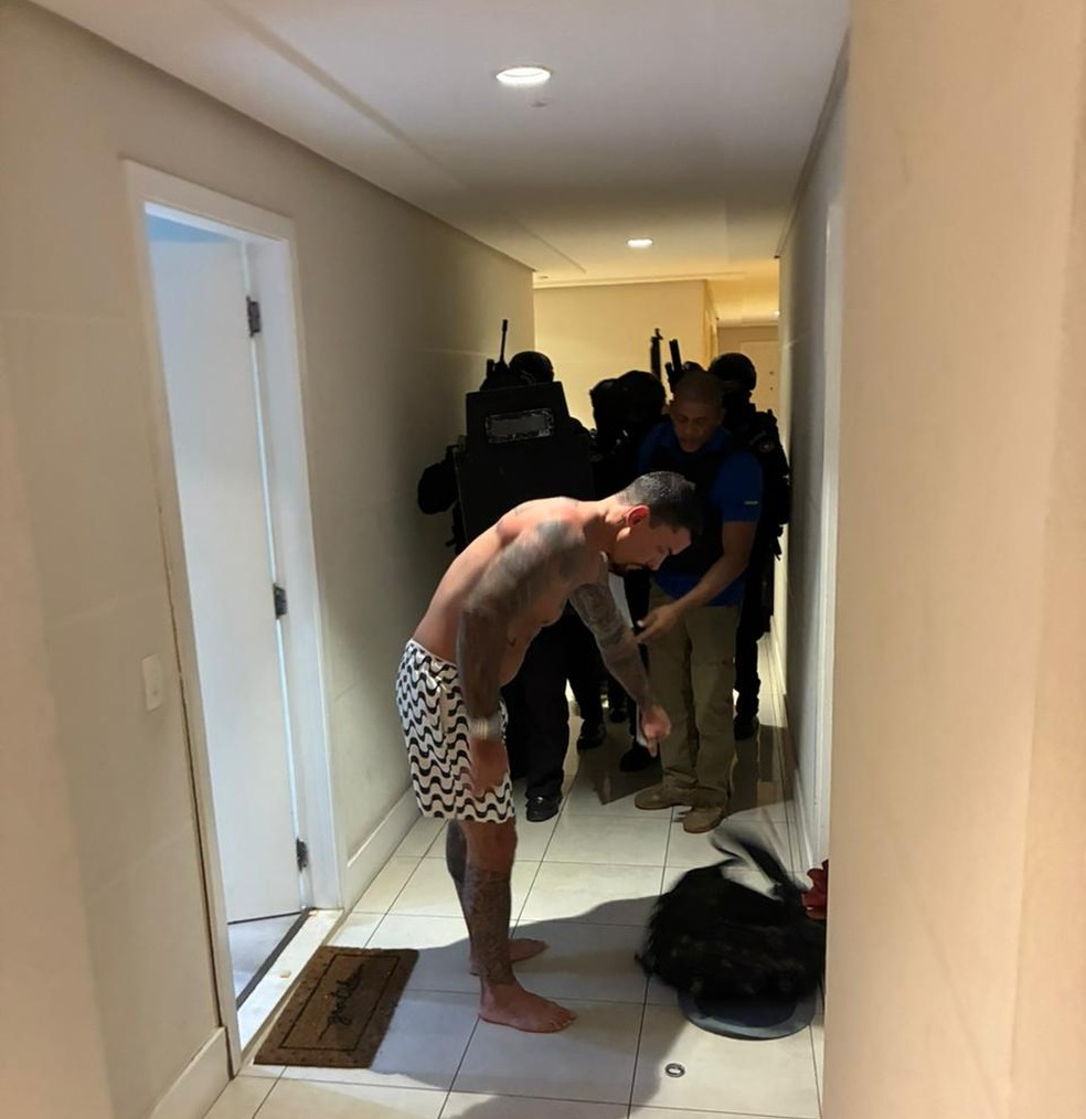 O homem foi preso após negociação; agressor chegou a disparar contra os agentes — Foto: Divulgação