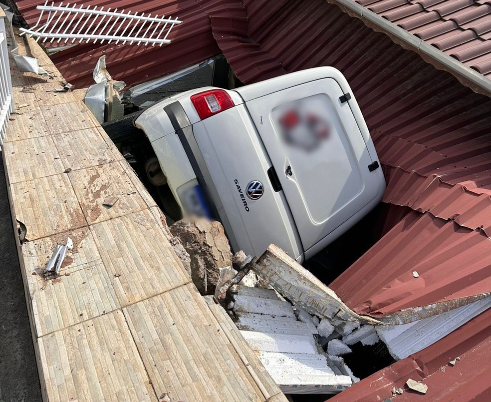 Carro cai em cima de telhado de casa em Santa Catarina — Foto: Reprodução/NSC TV