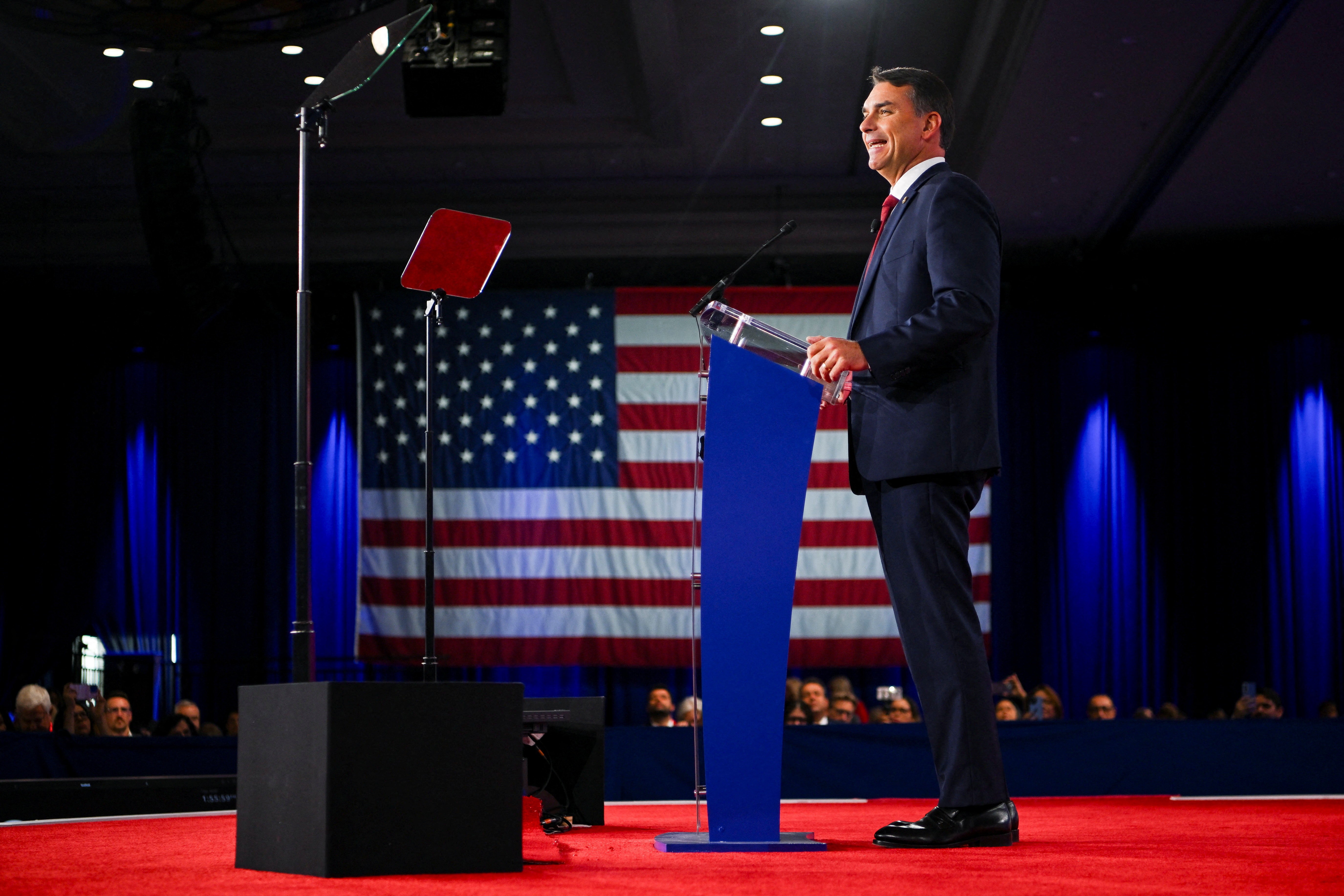 Nos EUA, Flávio Bolsonaro pede pressão diplomática para que eleições tenham 'valores de origem americana'