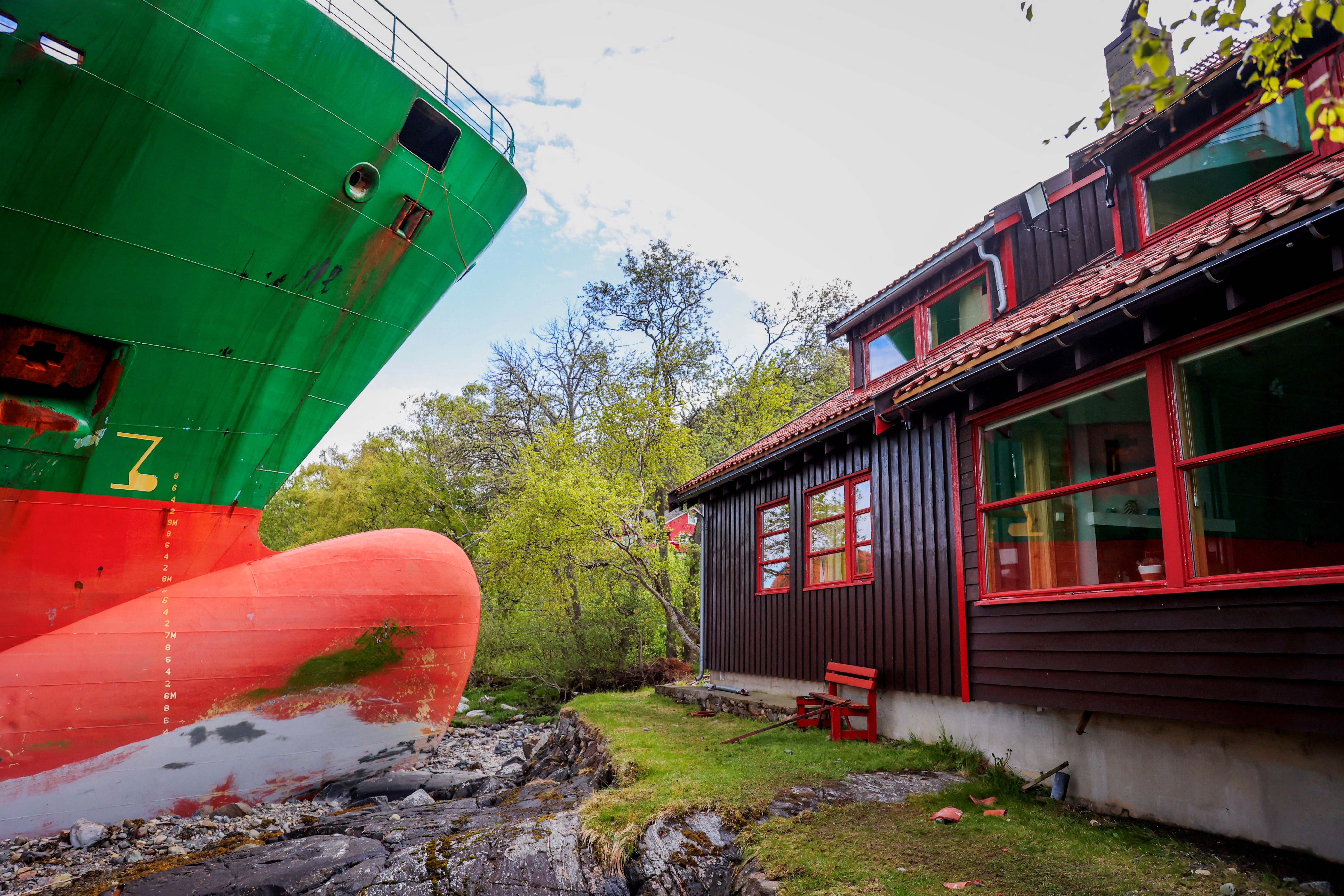 VÍDEO mostra navio cargueiro 'atracado' em jardim de casa na Noruega  