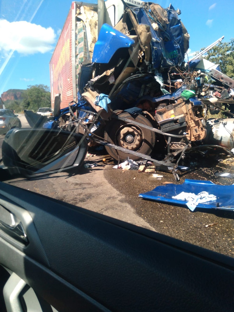 Acidente entre caminhões deixa um morto e um ferido na BR-364 — Foto: Reprodução