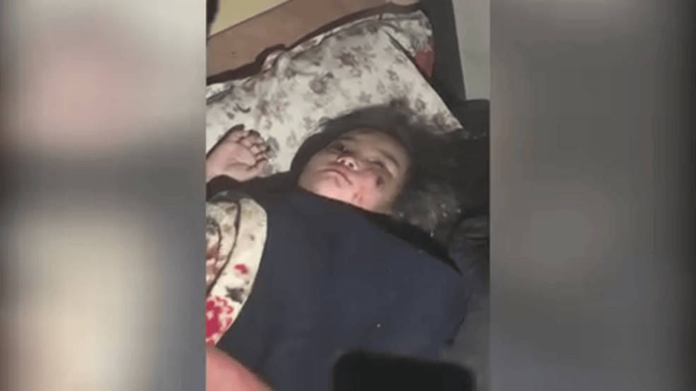 Menina é resgatada no Nepal após ficar mais de dois dias presa em escombros devido a deslizamento de terra — Foto: Reprodução/Redes sociais