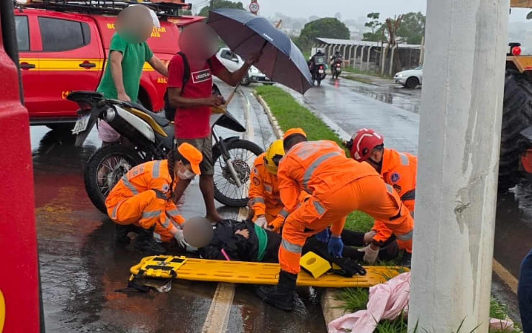 Motociclista fica ferida após bater em carro em Alfenas, MG