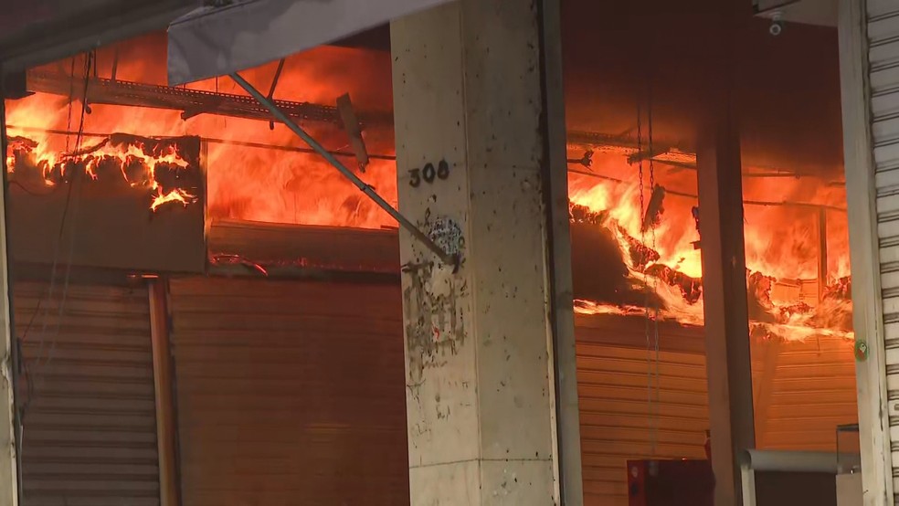Incêndio atinge shopping na região do Brás — Foto: Reprodução/TV Globo