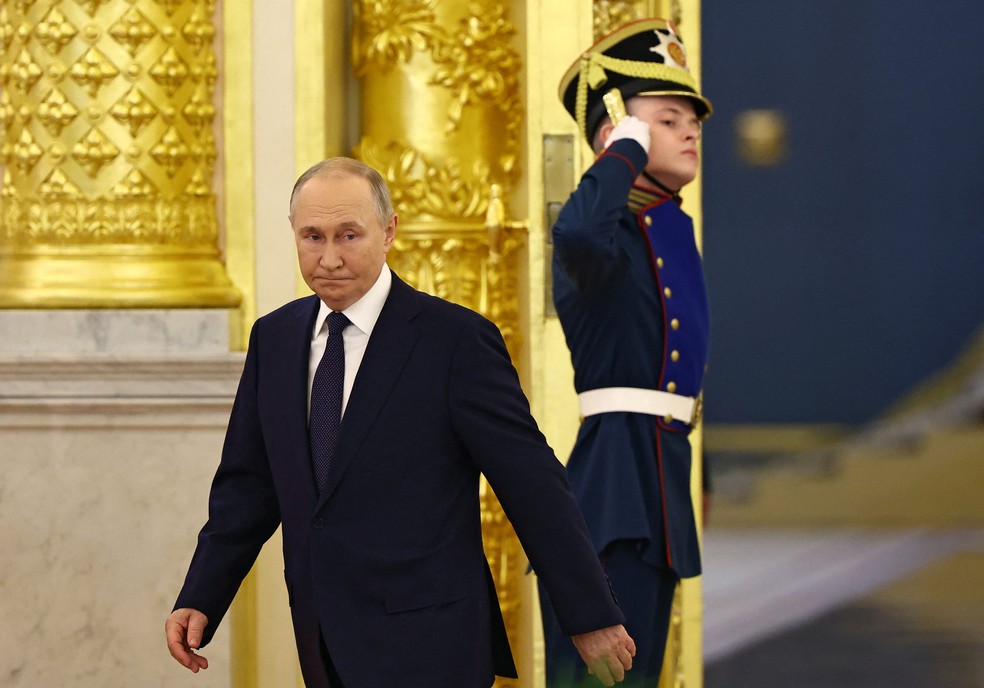 O presidente da Rússia, Vladimir Putin, em Moscou, durante recepção do presidente dos Emirados Árabes Unidos na véspera da abertura da reunião dos Brics — Foto: Evgenia Novozhenina/Pool via Reuters