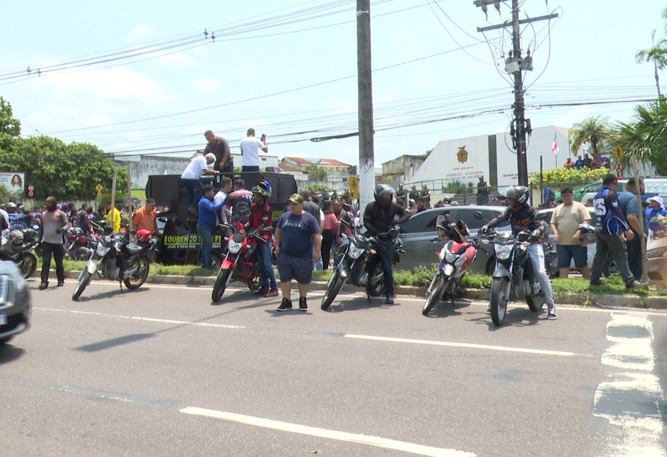 Motoristas de aplicativo de Manaus protestam contra valor de remuneração básica prevista em PL