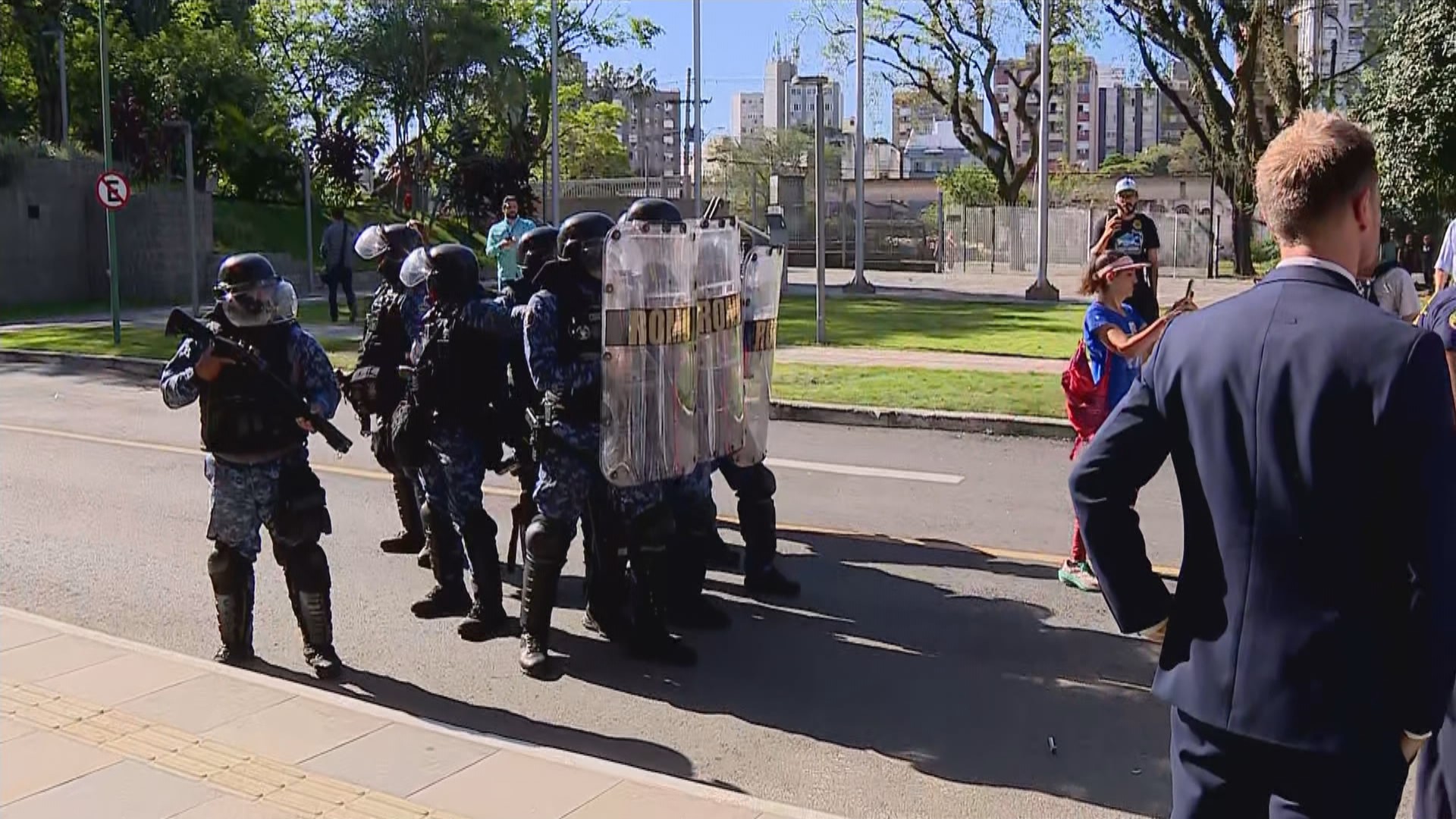Tumulto, gás lacrimogêneo e bala de borracha: Sessão da Câmara de Vereadores de Porto Alegre é suspensa após manifestantes serem barrados