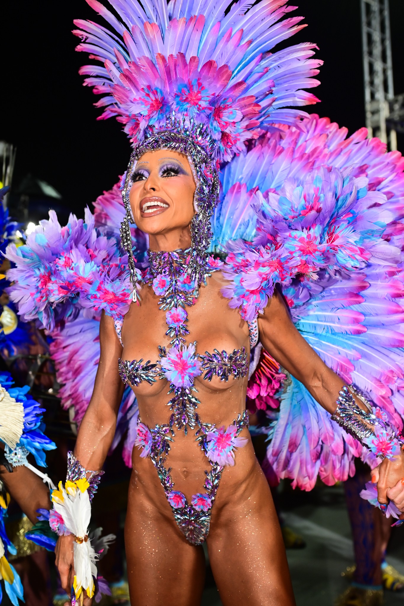 FOTOS: veja as fantasias de rainhas e musas no 2º dia de desfiles em SP