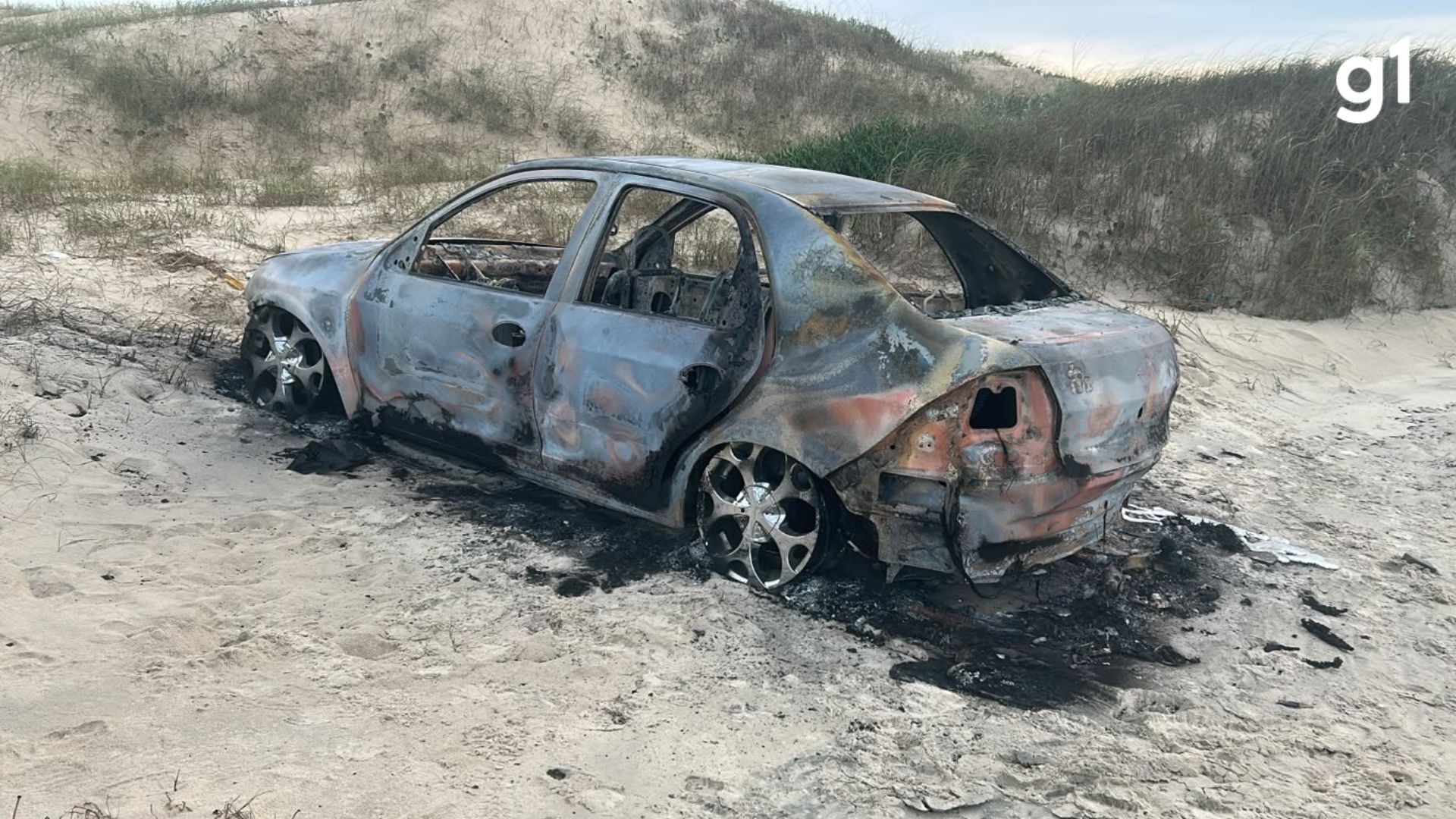 Corpo carbonizado é encontrado dentro de carro incendiado na beira de praia do RS