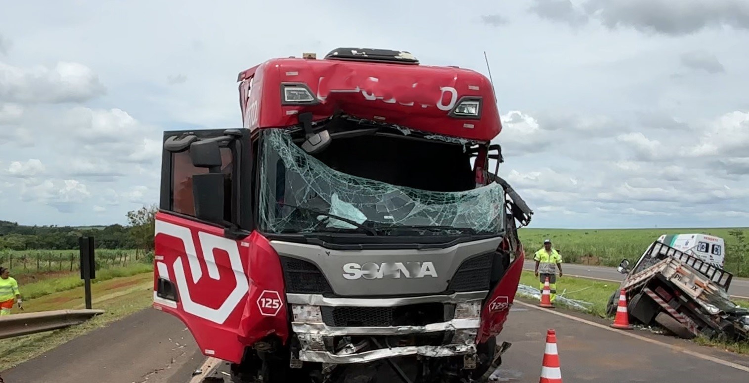 Engavetamento com 4 veículos de carga fecha rodovia e deixa feridos em Piracicaba