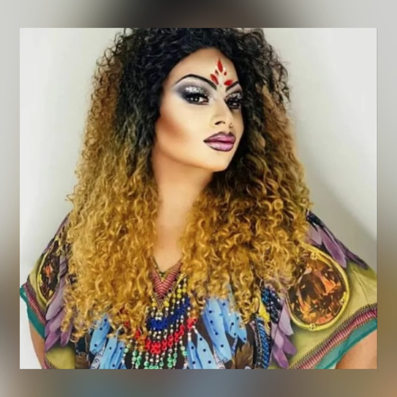 Drag queen lança livro em Cuiabá em homenagem à comunidade LGBT+