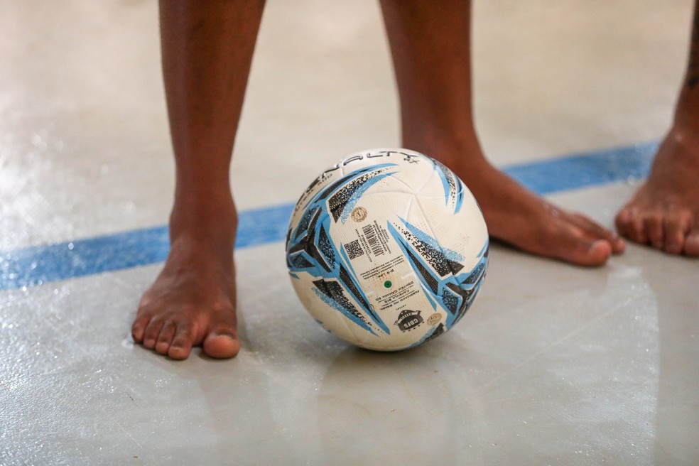 Bola aos pés de adolescente. — Foto: Paulo H. Carvalho/Agência Brasília