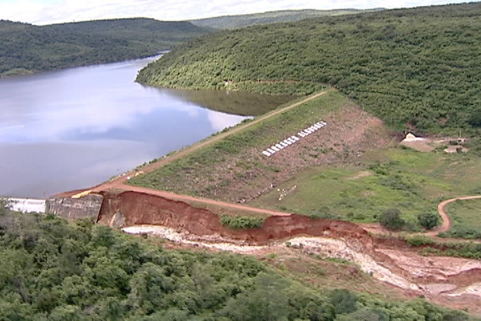 Imagem mostra a Barragem Algodões dias antes de romper, no Piauí  — Foto: Magno Bonfin/TV Clube