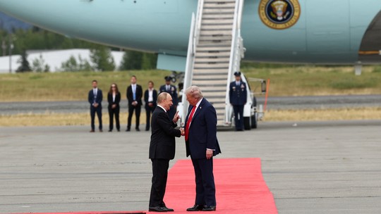 Trump recebe Putin com tapete vermelho e aplausos no Alasca; VÍDEO e FOTOS - Sem a presença do presidente ucraniano Volodymyr Zelensky, os presidentes dos EUA e da Rússia negociam um cessar-fogo na guerra em encontro nesta sexta-feira (15).