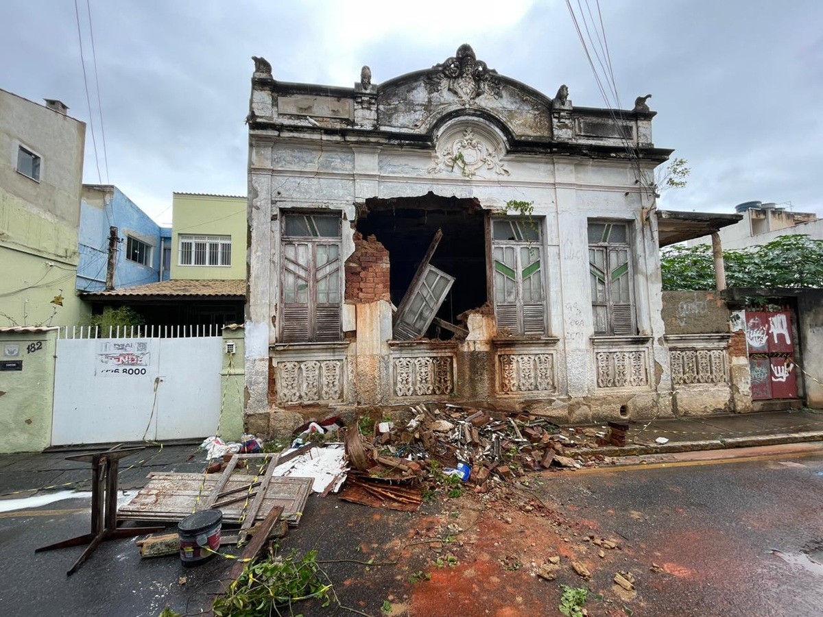 Parte de imóvel desaba e interdita rua no Centro de Campos