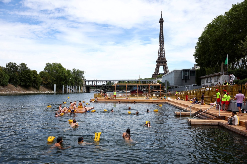 Banhistas nadam no rio Sena, em Paris, reaberto para banho, em 5 de julho de 2025. — Foto: Abdul Saboor/ Reuters