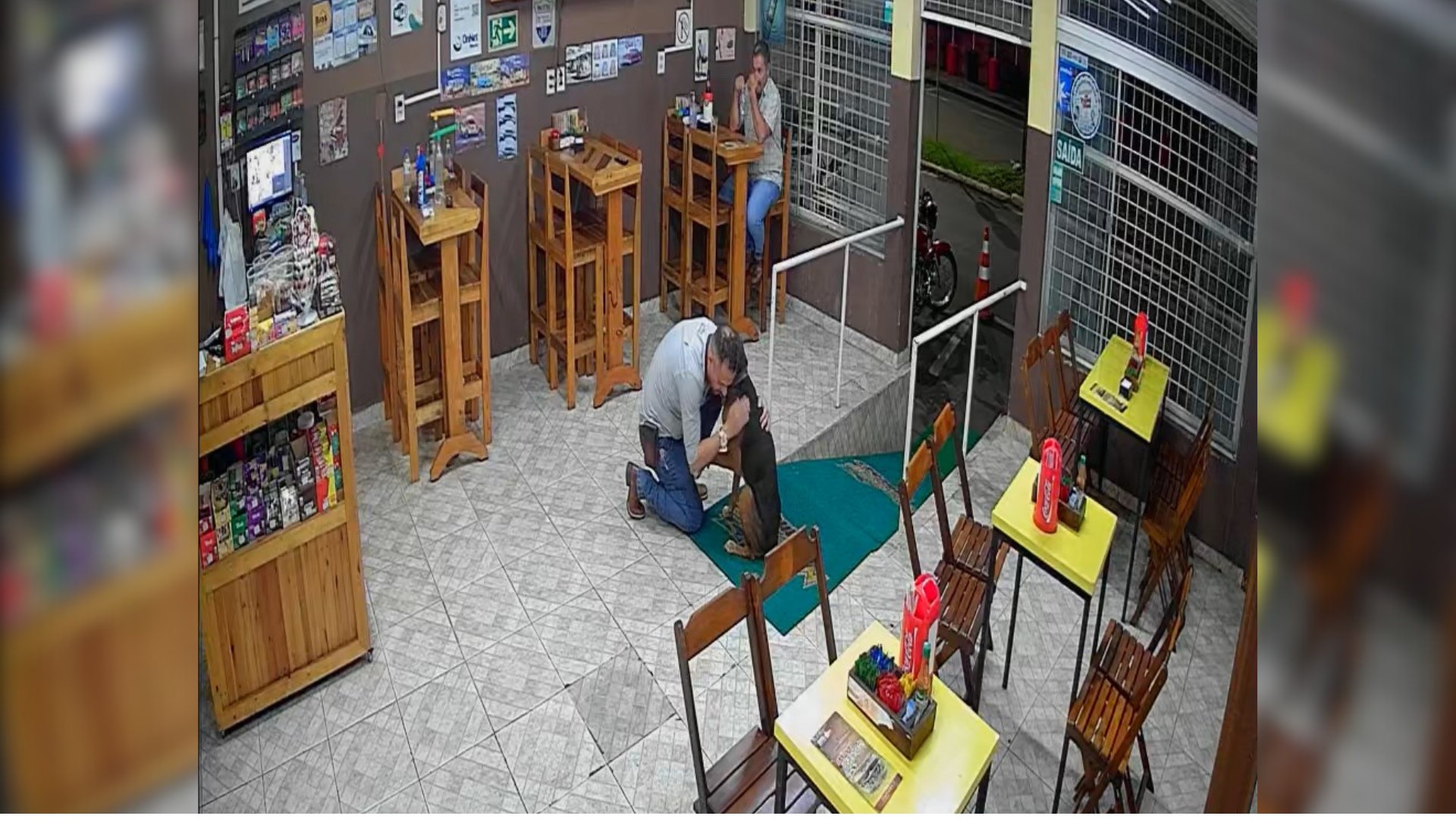 VÍDEO: Cachorro entra em lanchonete e pede abraço para comerciante em MG