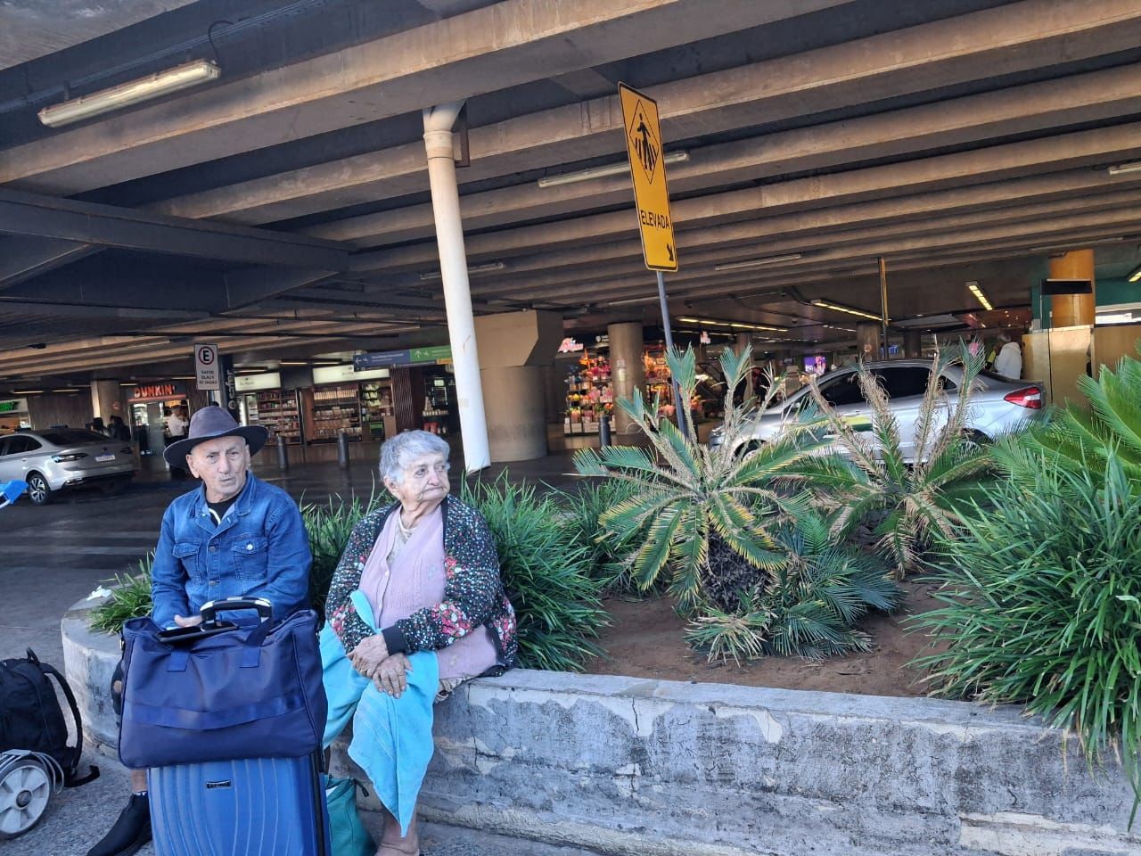 Idosos abandonados no aeroporto: denúncia contra Latam