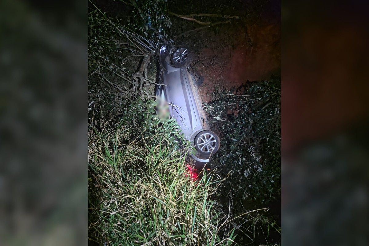 Carro cai em ribanceira após batida entre veículos em rodovia de Piraju
