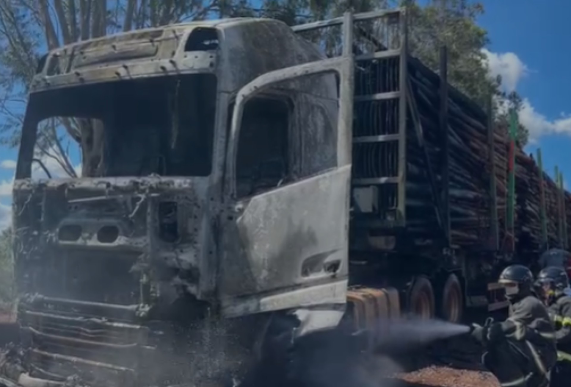Treminhão com carga de eucalipto pega fogo em estrada vicinal de Campo Grande