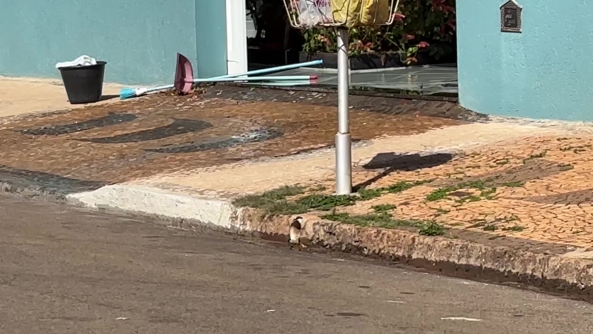 Um dia após decreto que prevê multa, moradores são flagrados desperdiçando água em Iracemápolis