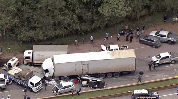 Imagens aéreas mostram destruição deixada por carreta que causou engavetamento na BR-040, em MG