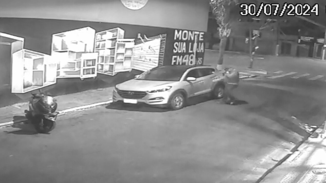 Carro usado por ONG que atende pessoas em situação de rua para retirar doações é roubado no Centro de SP; VÍDEO