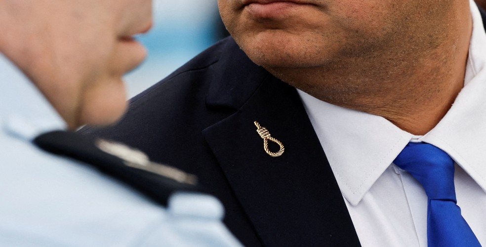Ministro israelense Ben-Gvir usa broche com símbolo de forca. — Foto: REUTERS/Amir Cohen/Foto de Arquivo