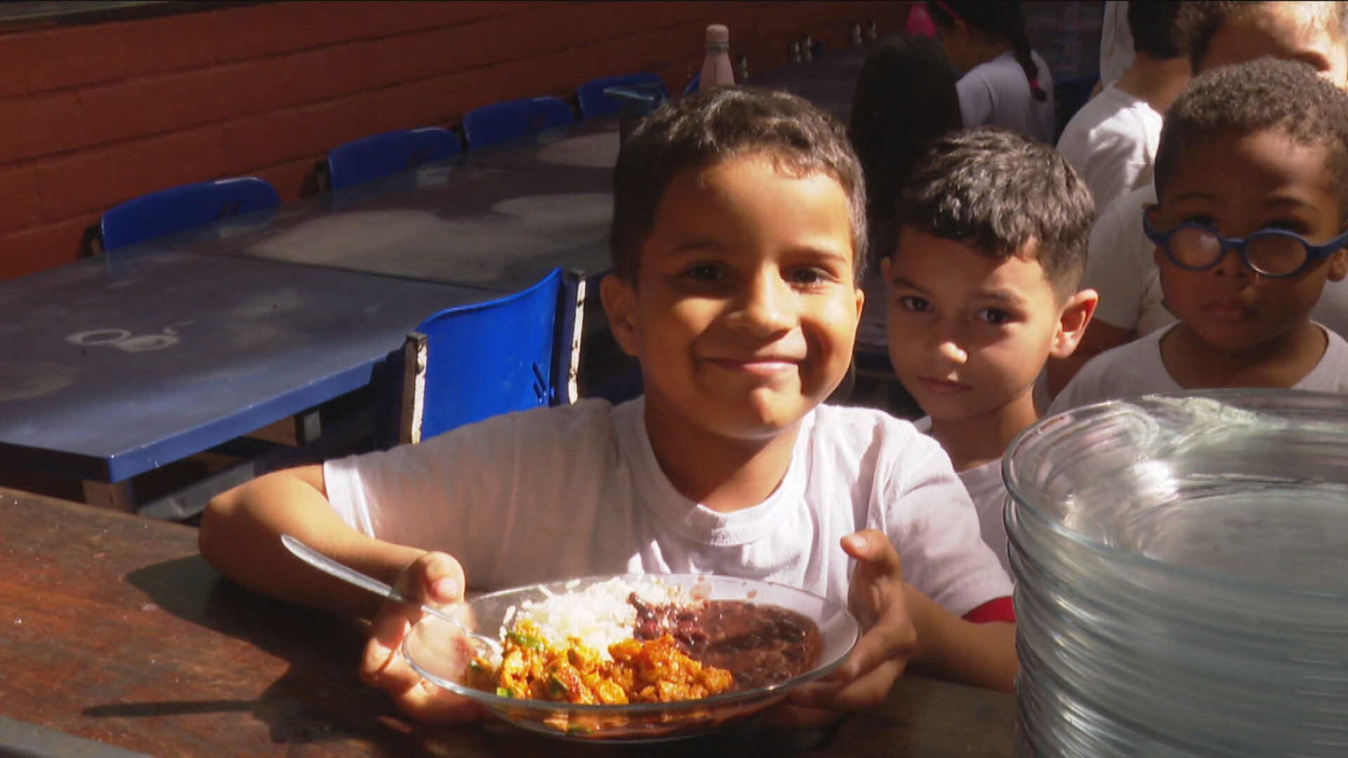 Lei que restringe alimentos nas escolas muda hábitos de estudantes no Rio
